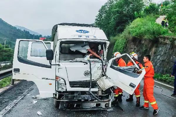 安順最新車禍?zhǔn)录疃冉馕雠c報道